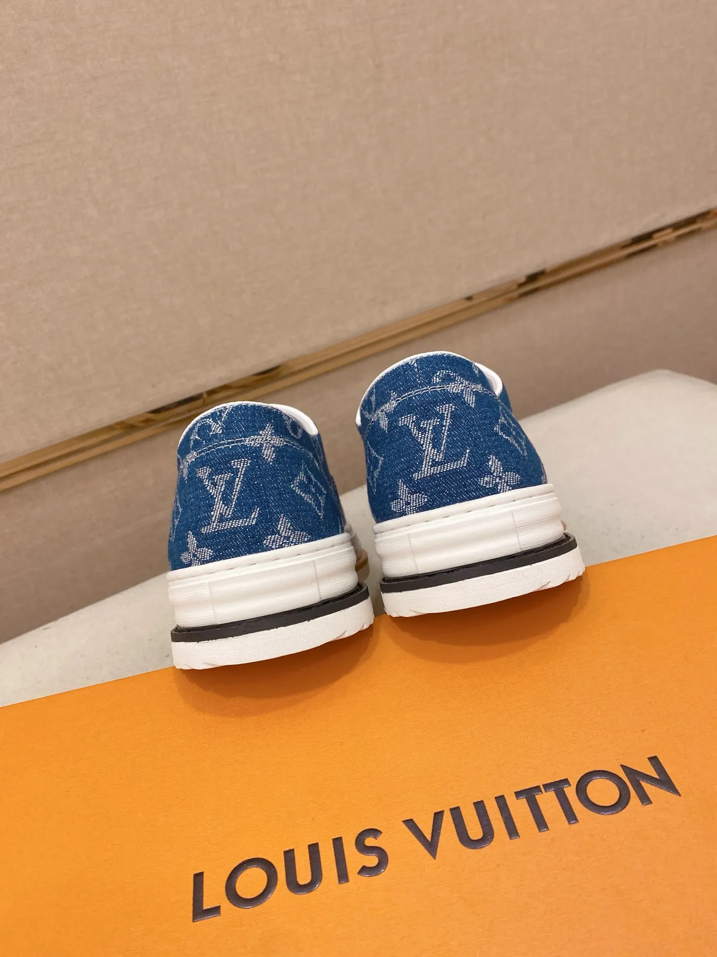 Men's shoes💰 420💰Louis Vuitton (Louis Vuitton/LV) top 🔍🔍 new models are on sale at the same time, the upper 🇮🇹 imported first-layer cowhide from Italy, fully imported sheepskin lining 💪💪, completely 1⃣️ to 1 ⃣️Re-engraved🇮🇹💪💪, ⚠Sole: The original sole is specially provided by the original factory, the exclusive movable molded sole is super comfortable, ⚠The original factory follows the order, 🔍🔍high quality, you can enter and exit the counter at will, welcome to compare⚠. Code number:38-44